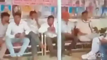 भाटपार रानी: भाटपार रानी नगर पंचायत में नाली निर्माण के लिए अतिक्रमण न हटने पर सभासदों ने किया भूख हड़ताल