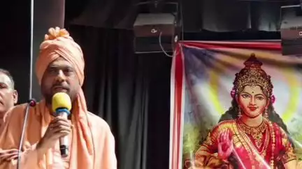 বেলডাঙা ১: কাকিনাড়া ভাটপাড়া বঙ্গ সংস্কৃতি মঞ্চের মাতৃ সম্মেলনে সংবর্ধনা জ্ঞাপন পদ্মশ্রী প্রদীপ্তানন্দ মহারাজ জী কে
