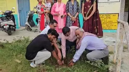 सीतापुर: शासकीय प्राथमिक शाला आदर्शनगर में पौधारोपण किया गया, संकुल प्रभारी सुशील मिश्रा ने शिक्षकों के साथ मिलकर किया पौधारोपण