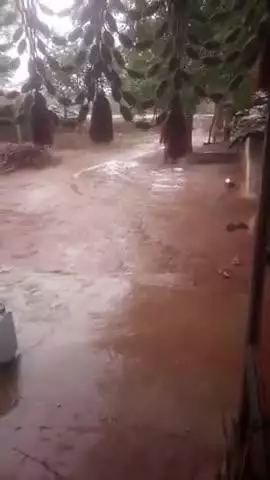 #ae video hai kolaras cetr me baras raha hai pani