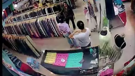 हमीरपुर: गांधी चौक पर रेडीमेड गारमेंट की दुकान में युवती ने लगाई ₹10,000 की चपत, CCTV रिकॉर्ड के आधार पर पुलिस में होगी शिकायत