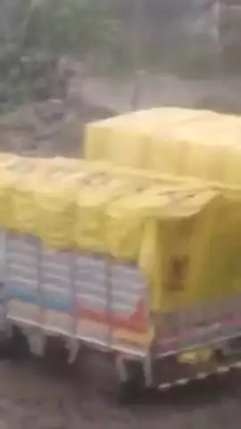 गुजरात 
मे बारिश हुई  आधि तुफान