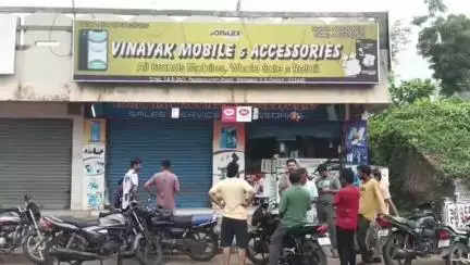సామర్లకోటలో  వినాయక మొబైల్ షాప్ నందు భారీ చోరీ, 8లక్షల రూపాయల విలువచేసే మొబైల్ ఫోన్స్, 80 వేల రూపాయల క్యాష్ అపహరణ.