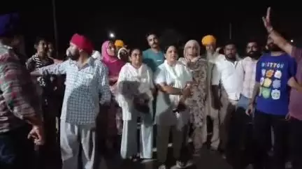 ਅੰਮ੍ਰਿਤਸਰ 2: ਛੇਹਰਟਾ ਥਾਣੇ ਦੇ ਬਾਹਰ ਇਲਾਕਾ ਨਿਵਾਸੀਆਂ ਵੱਲੋਂ ਪੁਲਿਸ ਦੇ ਖਿਲਾਫ ਕੀਤਾ ਗਿਆ ਪ੍ਰਦਰਸ਼ਨ