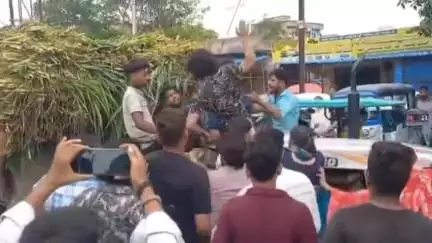 मथुरा: वृंदावन में बिजली कटौती से परेशान लोगों ने पागल बाबा रोड पर लगाया जाम, ट्रैक्टर चालक की जमकर की पिटाई, वीडियो वायरल