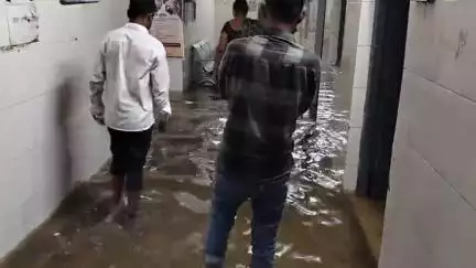 पोरसा: रोड ऊंची होने से अस्पताल मे घूसा नाले का गंदा पानी प्रसुता महिला मरीजों में इंफेक्शन फैलने का बड़ा खतरा#Jansamasya