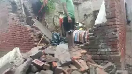 एटा: गांव कीलरमऊ में देर रात बारिश के कारण किसान के मकान की छत गिरने से चार भैंस घायल, एक पड़रा की हुई मौत