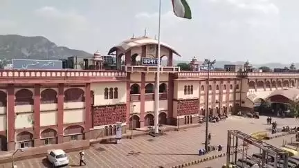 अजमेर: मुंबई में करोड़ों रुपए की चोरी करने वाले शातिर गैंग के सदस्य को अजमेर रेलवे स्टेशन से गिरफ्तार किया गया