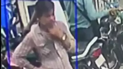 हमीरपुर: हमीरपुर में पुलिस ऑफिस के सामने चोर ने कार से थैला किया गायब