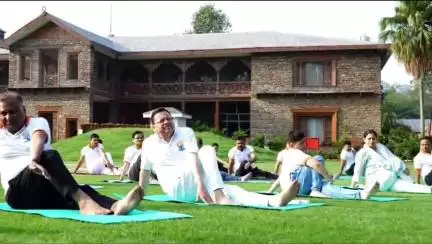 देहरादून: मुख्यमंत्री आवास में योगाभ्यास कार्यक्रम का आयोजन, सीएम धामी ने नियमित योग अपनाने का किया आह्वान