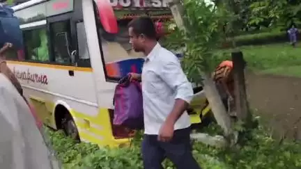 পুরাতন মালদা: রায়পুর এলাকায় পল্টি বোঝাই পিকআপ ভ্যান কে বাঁচাতে গিয়ে যাত্রী বোঝাই বাসের নিয়ন্ত্রণ হারিয়ে ইলেকট্রিক পোলে ধাক্কা