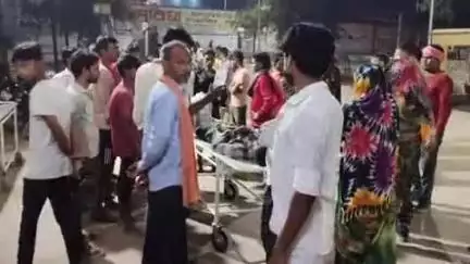 चंदौली: सकलडीहा के समीप छड़ लदी ट्रैक्टर अनियंत्रित होकर पलटी, चालक व एक मजदूर इंजन से दबे, मजदूर की हालत नाजुक
