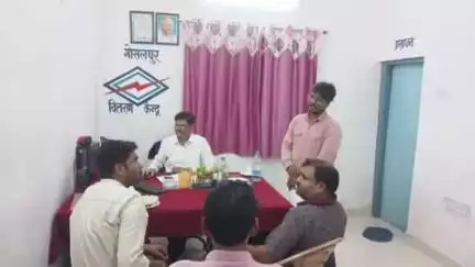 सिहोरा: एसई रात 8:00 बजे गोसलपुर बिजली दफ्तर पहुंचे, उपभोक्ताओं की समस्याएं सुनीं और आवश्यक दिशा निर्देश दिए