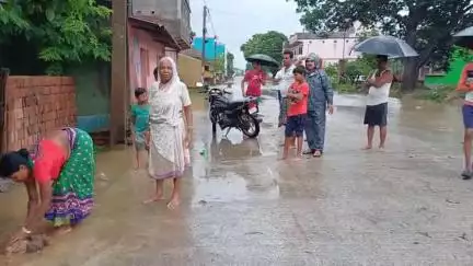 বলরামপুর: PWD দপ্তরের অপরিকল্পিতভাবে সড়ক নির্মানে কারণে বাঘাডি গ্রামে সড়কের জল বাড়িতে ঢুকছে,অসহায় এলাকাবাসী #jansamasya