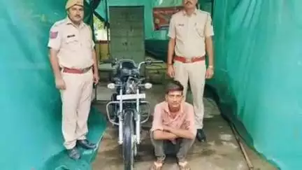 पीपलदा: इटावा पुलिस ने बाइक चोर को पकड़ा, मोटरसाइकिल बरामद, पूछताछ जारी