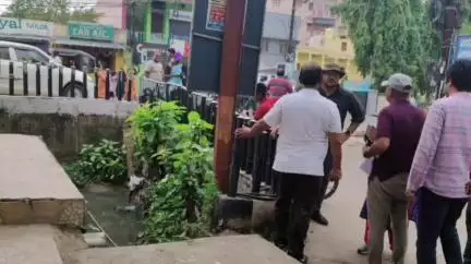 ଛତ୍ରପୁର: ବ୍ରହ୍ମପୁରର ବିଭିନ୍ନ ସ୍ଥାନରେ ଡ୍ରେନେଜ୍ ବ୍ଯବସ୍ଥାର ସମୀକ୍ଷା କଲେ କମିଶନର