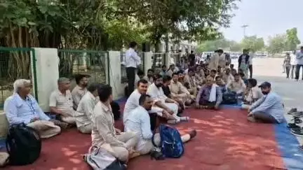 सिरसा: बस स्टैंड पर रोडवेज कर्मचारियों का प्रदर्शन, आज नहीं चली रोडवेज बसें