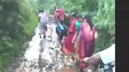 हातकणंगले: लोकप्रतिनिधींनी आश्वासनांचे गोडवे गात मते घेतली, रस्ताच्या दुरावस्थेवर कुंभोज ग्रामस्थांचा संताप #Jansamasya