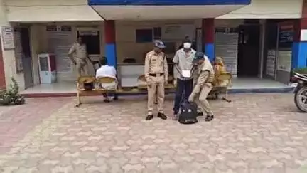 रूड़की: रेलवे अंडरपास के पास पुलिस ने देसी शराब के एक तस्कर को किया गिरफ्तार, बरामद हुए देसी शराब के पव्वे