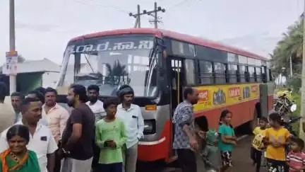 ಕೃಷ್ಣರಾಜಪೇಟೆ: ಅರ್ಧದಾರಿಯಲ್ಲೇ ವಿದ್ಯಾರ್ಥಿನಿಯರನ್ನು ನಿಲ್ಲಿಸಿದ ಘಟನೆಯನ್ನು ಖಂಡಿಸಿ ಐಚನಹಳ್ಳಿ ಗ್ರಾಮಸ್ಥರು ಬೊಮ್ಮೇಗೌಡನಕೊಪ್ಪಲು ಬಳಿ ಪ್ರತಿಭಟನೆ
