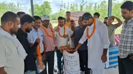 बैरिया: सोनबरसा में सरकारी मक्का क्र केंद्र का भाजपा नेता ने किया उद्घाटन, खरीददारी शुरू हो गई