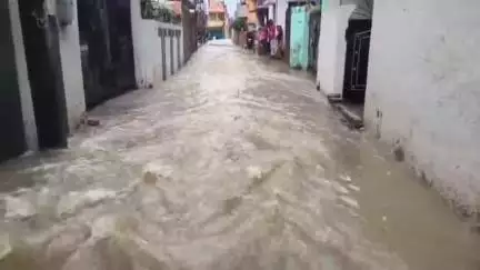 कांके: रातू रोड स्थित पंचशील नगर सहित कई इलाकों में लगातार बारिश से बाढ़ जैसी स्थिति