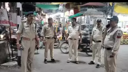 बुरहानपुर नगर: बुरहानपुर गांधी चौक में थाना प्रभारी ने सोशल मीडिया पर आपत्तिजनक पोस्ट न डालने के लिए लोगों से की बात