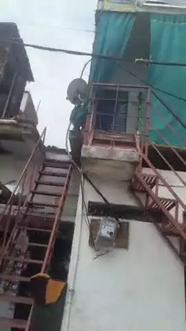 हीरो एजेन्सी तिगैला निवाड़ी पर बिजली केवल टूटने से एक परिवार बाल बाल बचा बिजली विभाग की अनदेखी के कारण