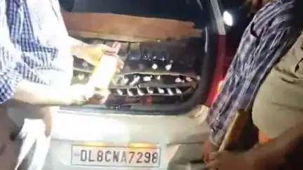 मथुरा: रिफाइनरी पुलिस और आबकारी टीम ने चेकिंग के दौरान लगभग ₹2 लाख कीमत की शराब के साथ 2 लोगों को किया गिरफ्तार