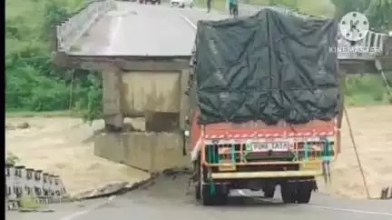 खूंटी: लगातार बारिश से खूंटी में बनई नदी का पुल धंसा, खूंटी-सिमडेगा मार्ग पर आवागमन बाधित