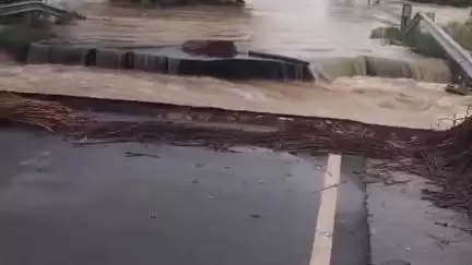 গড়বেতা ১: শিলাবতি নদীর জল ক্রমশ বাড়তে থাকায় ইতিমধ্যে গরবেতা এলাকাতে বন্যা পরিস্থিতি তৈরি হয়েছে ভেঙে পড়েছে রাস্তা