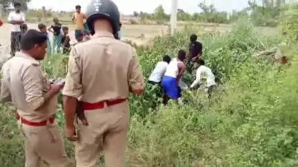 सवायजपुर: भरखनी में झाड़ियों में मिला युवक का शव, दोस्त के बयान संदिग्ध, पुलिस दुर्घटना या हत्या दोनों एंगल से कर रही जांच