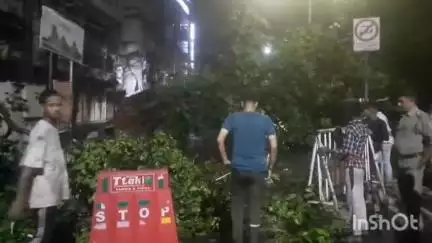 মাটিগাড়া: শিলিগুড়ির হাশমি চকে গাছ ভেঙে যাওয়ায় ভেঙে পড়ল গাছ সংলগ্ন মন্দির