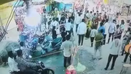 घुवारा: अबार माता मंदिर में पानी भरने और प्रसाद न खरीदने पर श्रद्धालुओं से मारपीट, सीसीटीवी फुटेज वायरल