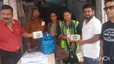 কোচবিহার ১: মুখ্যমন্ত্রীর নির্দেশমতো কোচবিহার কুড়ি নম্বর ওয়ার্ডের  রেশন দোকান থেকে বিলি করা হচ্ছে জগন্নাথ দেবের প্রসাদ