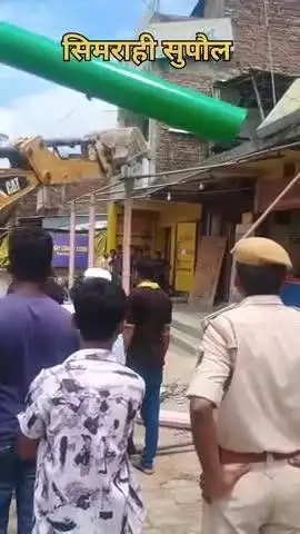 सुपौल। सिमराही बाजार में अतिक्रमण के खिलाफ चला प्रशासन का बुलडोजर