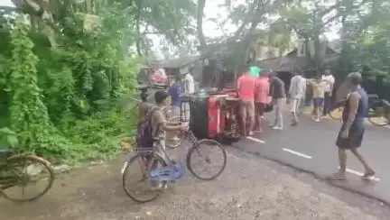 মথুরাপুর ২: হরিপুর মোড় এলাকায় নিয়ন্ত্রণ হারিয়ে টোটো গাড়ি উল্টে গিয়ে আহত হন এক টোটো চালক