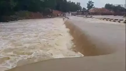 বিনপুর ২: টানা বৃষ্টিতে ডুবল এঁঠালার কজওয়ে, যোগাযোগ বিচ্ছিন্ন ঝাড়গ্রাম ও বাঁকুড়ার