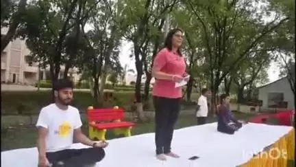 बीएसएफ अकादमी टेकनपुर में अधिकारियों और जवानों ने किया योग, बताए फायदे