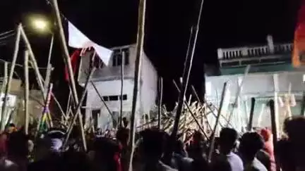 सिकंदरपुर: भारी सुरक्षा व्यवस्था के बीच सिकंदरपुर नगर के मैनापुर से निकला लक्ष्मण अखाड़े का जुलूस