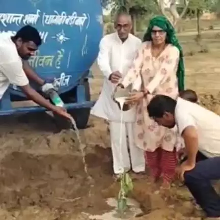 राजगढ़: रितिका के जन्म दिवस पर गांव लुटाणा सदासुख के जोहड़ में पीपल के पेड़ लगाकर किया पौधारोपण