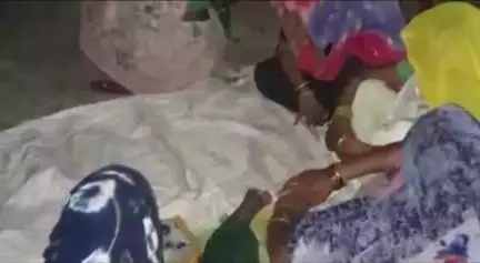 हाथरस: गांव गढ़ी जैनी में विवाहिता ने फांसी लगाकर की आत्महत्या, परिजनों ने ससुराल पक्ष पर उत्पीड़न का लगाया आरोप