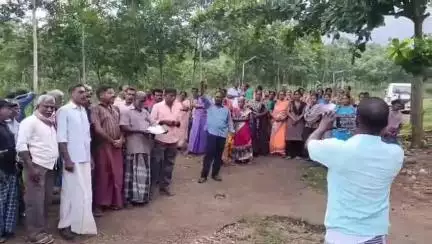 திருவட்டாறு: காட்டு யானை தாக்கி தொழிலாளி படுகாயம் - குற்றியாரில் அரசு ரப்பர் தோட்ட தொழிலாளர்கள் பணி பாதுகாப்பு கோரி போராட்டம்