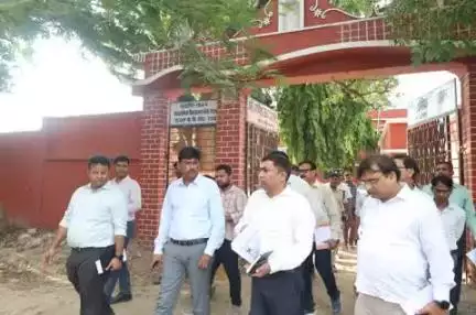 जिलाधिकारी, पटना डॉ. त्यागराजन एस.एम. द्वारा कल शाम श्री गणेश उच्च विद्यालय, बख्तियारपुर के निर्माणाधीन भवन का निरीक्षण किया गया। भवन निर्माण विभाग के अभियंताओं एवं अधिकारियों को निर्माण कार्य में तेज़ी लाने का निदेश।