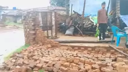 बूरमू: बुढ़मू: मूसलाधार बारिश के कारण मकान गिरा!