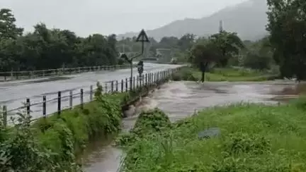 खालापूर: खालापूरातील पाताळ गंगा नदी लागली दुथडी भरून वाहून
