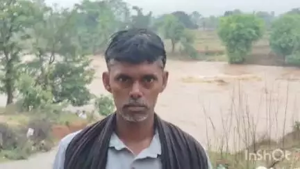 मनिका: मनिका प्रखंड के दुंदु गांव में नदी में बहे किसान के दो बैल