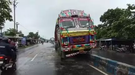 কালনা ১: কালনায় বাইক কে বাঁচাতে গিয়ে বালি ভর্তি লরি উঠে গেল ডিভাইডারে,অল্পের জন্য প্রাণে রক্ষা পেলেন গাড়ির চালক, খালাসী