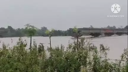 अडकी: मूसलाधार बारिश से करकरी नदी के निर्माणाधीन सोनपुर पुल में फंसे 6 मजदूर