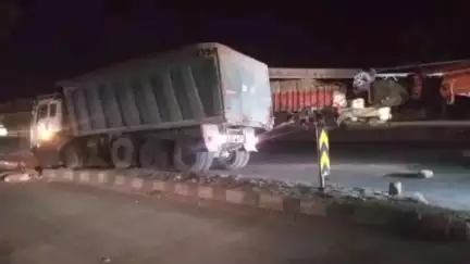 कालपी: कालपी में आलमपुर चौराहे के पास अनियंत्रित ओवरलोड डंपर डिवाइडर पर चढ़ा, बड़ा हादसा होते-होते टला